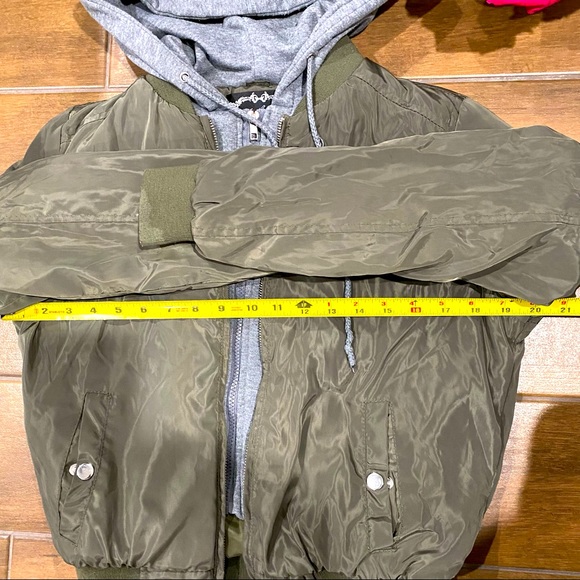 Ambiance Apparel Green Bomber Jacket (Size M) 🌹 - Picture 13 of 16